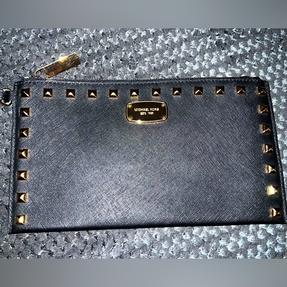 Michael Kors Handbags - Like new Michael Kors wristlet